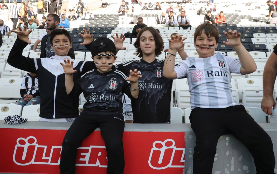 Beşiktaş Başakşehir maçı tribünlerinden muazzam kareler 48
